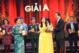 Tác giả Cao Thuỳ Giang, Báo điện tử VietnamPlus nhận giải A với tác phẩm Quản lý giá biệt dược: Làm gì để thị trường thuốc không "nhảy múa". (Ảnh: Doãn Đức/Vietnam+)