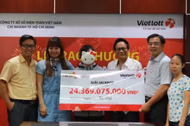 Vị khách hàng đeo mặt nạ tên Thư, tới từ Đồng Nai đã nhận số tiền trên 21,9 tỷ đồng sau thuế qua hình thức chuyển khoản. (Ảnh:Vietlott)