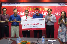 Khách hàng B.Q.H nhận giải thưởng Jackpot trị giá hơn 21 tỷ đồng. (Ảnh: Vietlott)