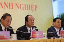 Bộ trưởng Mai Tiến Dũng (ngồi giữa) khẳng định, lãnh đạo địa phương nào cố tình để thanh tra doanh nghiệp chồng chéo sẽ phải chịu trách nhiệm trước Thủ tướng Chính phủ. (Ảnh: Minh Sơn/Vietnam+)