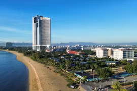 Nhiều resort, khách sạn hạng sang được đầu tư xây dựng tại thành phố Phan Rang- Tháp Chàm (Ninh Thuận) để phục vụ du khách. (Ảnh: Nguyễn Thành/TTXVN)