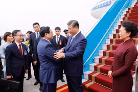 Ủy viên Bộ Chính trị, Thủ tướng Chính phủ Phạm Minh Chính đón Tổng Bí thư, Chủ tịch nước Trung Quốc Tập Cận Bình và Phu nhân tại Sân bay Quốc tế Nội Bài. (Ảnh: Dương Giang/TTXVN)