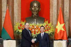 Chủ tịch nước Võ Văn Thưởng tiếp Thủ tướng Belarus Roman Golovchenko. (Ảnh: Thống Nhất/TTXVN)