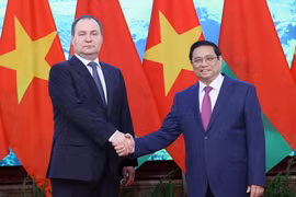 Thủ tướng Phạm Minh Chính và Thủ tướng Cộng hòa Belarus Roman Golovchenko. (Ảnh: Dương Giang/TTXVN)