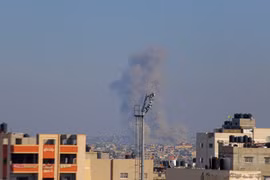 Khói bốc lên sau cuộc không kích của Israel xuống Dải Gaza ngày 15/12/2023. (Ảnh: THX/TTXVN)