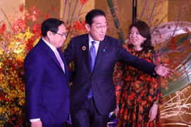 Thủ tướng Nhật Bản Kishida Fumio và Phu nhân đón Thủ tướng Phạm Minh Chính. (Ảnh: Dương Giang/TTXVN)