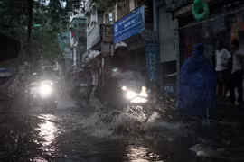 Hà Nội cố gắng hạn chế tình trạng ngập úng sau mưa tại các tuyến phố. (Ảnh: Tuấn Anh/TTXVN)