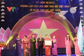 Phó Thủ tướng Nguyễn Xuân Phúc trao Huân chương Độc lập hạng Nhất cho Trung ương Hội Liên hiệp Phụ nữ Việt Nam. (Ảnh: Phương Hoa/TTXVN)
