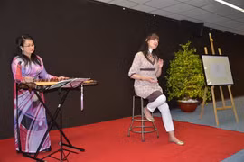 Nghệ sỹ Isabelle Genlis kể 'Truyện Kiều' tại Pháp. (Ảnh: Bích Hà/Vietnam+)