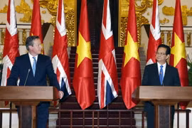 Thủ tướng Nguyễn Tấn Dũng và Thủ tướng Anh David Cameron tại trụ sở Chính phủ Việt Nam ngày 29/7. (Ảnh: Đức Tám/TTXVN)