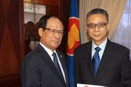 Đại sứ Trung Quốc tại ASEAN Từ Bộ và Tổng Thư ký ASEAN Lê Lương Minh. (Nguồn: chinanews.com)