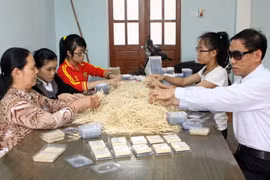 Vượt qua mọi khó khăn, nhiều người mù đã vươn lên trong cuộc sống. (Ảnh: Nguyễn Thủy/TTXVN)