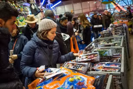 Khách hàng mua sắm tấp nập trong ngày vàng mua sắm tại cửa hàng ở New York . (Nguồn: AFP/TTXVN)