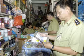 Thu giữ hàng trăm ngàn đồ mỹ phẩm giả tại cửa hàng Xuân Thủy