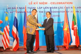  Tổng Thư ký ASEAN Lê Lương Minh trao giải Ảnh báo chí “CAJ tích cực nâng cao nhận thức về biến đổi khí hậu”. (Ảnh: Minh Quyết/TTXVN)