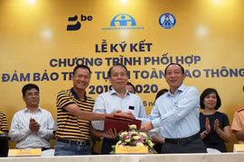 Các đại biểu ký kết Chương trình phối hợp đảm bảo trật tự an toàn giao thông 2019-2020. (Ảnh: Việt Hùng/Vietnam+)