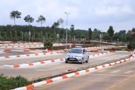 Phần thi thực hành sa hình trong sát hạch đào tạo lái xe. (Ảnh: Ngọc Minh/TTXVN)