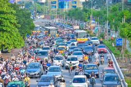 Xe buýt bị các phương tiện cá nhân bủa vây khiến không thể đi nhanh và đảm bảo đúng giờ. (Ảnh: PV/Vietnam+)