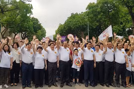 Phó Thủ tướng Trương Hòa Bình và đại diện cơ quan chức năng đi bộ kêu gọi hành động “Đã uống rượu bia-Không lái xe”. (Ảnh: Việt Hùng/Vietnam+)