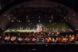 Sân khấu hoành tráng của Vietnam Airlines Classic-Hanoi Concert giữa không gian phố đi bộ. (Ảnh: VNA cung cấp)