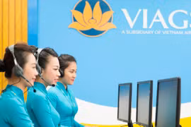 Nhân viên phục vụ mặt đất sẽ trợ giúp hành khách làm thủ tục lên máy bay qua điện thoại cho các chuyến bay nội địa của Vietnam Airlines. (Ảnh: Đức Anh)
