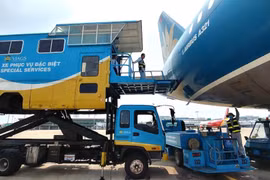 Xe thang nâng dành cho những hành khách bị khuyết tật hoặc vận chuyển hàng hóa đặc biệt. (Ảnh: CTV/Vietnam+)