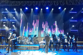 Dàn nhạc Jazz trẻ của Bang Baden-Württemberg nước Đức biểu diễn tại khu vực đường Đinh Tiên Hoàng-Vườn hoa Lý Thái Tổ. (Ảnh: Việt Hùng/Vietnam+)