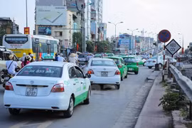 Xe taxi thay mới, tăng thêm sẽ áp dụng 5 màu sơn chung để phân biệt taxi Hà Nội với các tỉnh, thành khác. (Ảnh: Minh Sơn/Vietnam+)