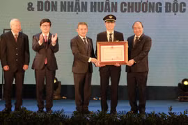 Thủ tướng Nguyễn Xuân Phúc trao Huân chương Lao động hạng Nhì của Chủ tịch nước cho Đoàn bay 919. (Ảnh: Việt Hùng/Vietnam+)