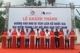 Các đại biểu cắt băng khánh thành đường vào khu di tích lịch sử Quốc gia địa điểm thành lập Hội Nhà báo Việt Nam. (Ảnh: Việt Hùng/Vietnam+)