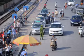 Hà Nội hiện vẫn còn nhiều xe taxi của các tỉnh giáp ranh vẫn cố tình hoạt động “chạy chui.” (Ảnh: Minh Sơn/Vietnam+)