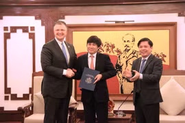 Đại sứ Mỹ tại Việt Nam Daniel Kritenbrink đã trao chứng nhận CAT1 cho phía Bộ Giao thông Vận tải. (Ảnh: Việt Hùng/Vietnam+)