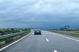 Phương tiện lưu thông trên đoạn tuyến cao tốc. (Ảnh: Việt Hùng/Vietnam)