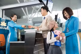 Vietnam Airlines sẽ tặng vé máy bay cho trẻ em và học sinh giỏi với mong muốn mang đến cho các em cơ hội được trải nghiệm những chuyến đi bổ ích và lý thú. (Ảnh: Đức Anh)