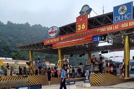 Người dân tụ tập phản đối khiến dự án BOT ùn tắc kéo dài và nhà đầu tư phải tiến hành xả trạm. (Ảnh: otofun.net)
