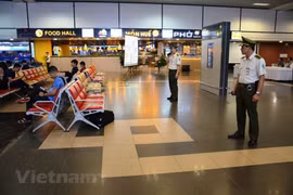 Nhân viên kiểm soát an ninh hàng không. (Ảnh: Việt Hùng/Vietnam+)