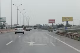 Phương tiện lưu thông trên đường cao tốc. (Ảnh: Việt Hùng/Vietnam)
