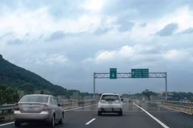 Phương tiện lưu thông trên tuyến đường cao tốc Nội Bài-Lào Cai. (Ảnh: Việt Hùng/Vietnam+)