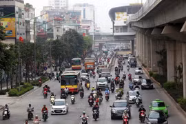 Xe buýt chưa có làn đường dành riêng nên vẫn phải len lỏi giữa các phương tiện giao thông khác. (Ảnh: Huy Hùng/Vietnam+)