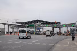 Theo lộ trình của Bộ Giao thông Vận tải, đến hết năm 2019, các trạm thu phí phải lắp đặt xong thu phí không dừng. (Ảnh: Việt Hùng/Vietnam+)
