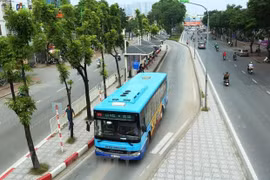 Trong khi chờ các tuyến đường sắt đô thị đưa vào khai thác, xe buýt vẫn giữ vai trò chủ đạo trong vận tải hành khách công cộng của Thủ đô Hà Nội. (Ảnh: Huy Hùng/Vietnam+)