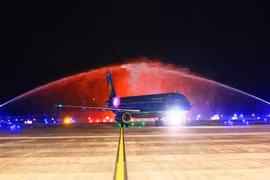 Máy bay Vietnam Airlines hạ cánh xuống sân bay Vân Đồn, tỉnh Quảng Ninh. (Ảnh: TTXVN)