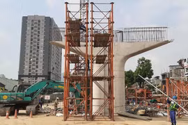 Đơn vị thi công đang tiến hành các làm giàn giáo để chuẩn bị lao lắp dầm dự án cầu cạn đoạn Mai Dịch-Nam Thăng Long. (Ảnh: Việt Hùng/Vietnam+)