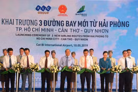 Thủ tướng Chính phủ Nguyễn Xuân Phúc cắt băng khai trương 3 đường bay từ Hải Phòng đi Quy Nhơn, Thành phố Hồ Chí Minh, Cần Thơ . (Ảnh: Việt Hùng/Vietnam+)
