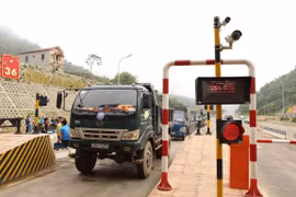Một số người dân mang phương tiện ra dừng, đỗ ngay tại làn thu phí BOT Hòa Lạc-Hòa Bình gây ách tắc giao thông và nhà đầu tư phải xả trạm. (Ảnh: Việt Hùng/Vietnam+)