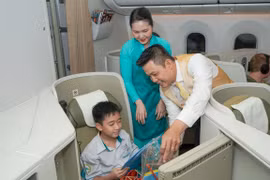 Vietnam Airlines lựa chọn quà tặng Trung Thu là những cánh thiệp với lời chúc tốt đẹp nhất, những món đồ chơi truyền thống, đồ chơi trí tuệ, bánh nướng dành cho các em nhỏ. (Ảnh: Minh Tuấn/Vietnam+)