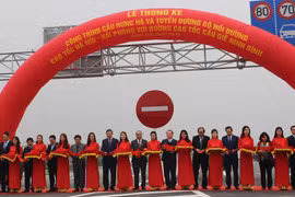 Thủ tướng Chính phủ Nguyễn Xuân Phúc cắt băng thông xe công trình cầu Hưng Hà và tuyến đường bộ nối đường cao tốc Hà Nội-Hải Phòng và đường cao tốc Cầu Giẽ-Ninh Bình. (Ảnh: Việt Hùng/Vietnam+)