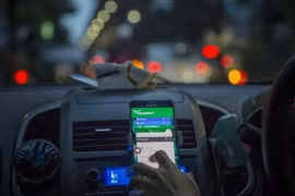 Xe taxi và taxi công nghệ sẽ được quản lý thông qua thiết bị giám sát hành trình và bằng chính phần mềm của doanh nghiệp. (Nguồn ảnh: Bloomberg)
