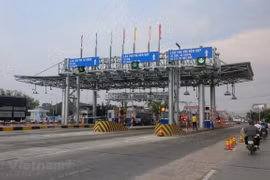 Thu phí tự động không dừng liên tục bị chậm tiến độ. (Ảnh: Việt Hùng/Vietnam+)