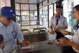 Vé liên thông vận tải công cộng giúp hành khách tiếp cận được với nhiều loại hình như xe buýt, đường sắt đô thị, metro. (Ảnh: Việt Hùng/Vietnam)